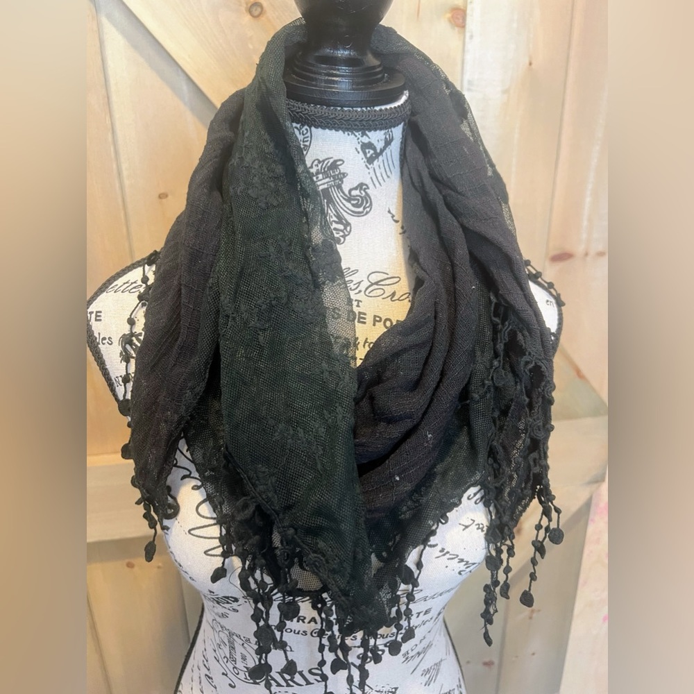 Black scarf with lace and fringes. From 🇪🇸 Spain